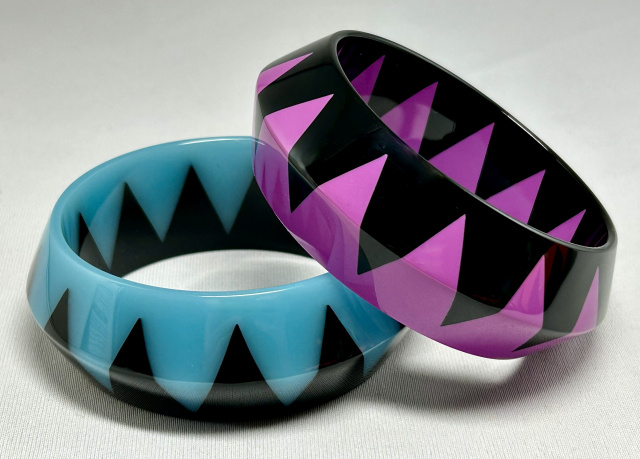 WT15 claw resin bangles in blue and lilac with black